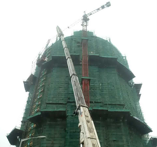 偏关吊车在工地上作业